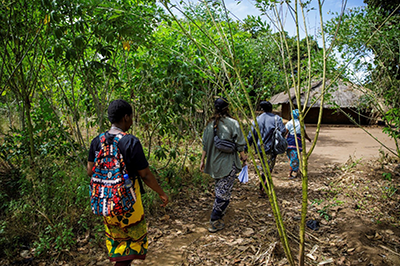 The data collection team walking to beneficiaries’ residences in neighbourhoods in Monapo, Nampula Province