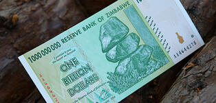 One billion dollar bill of Zimbabwe. Image: Rob / Unsplash